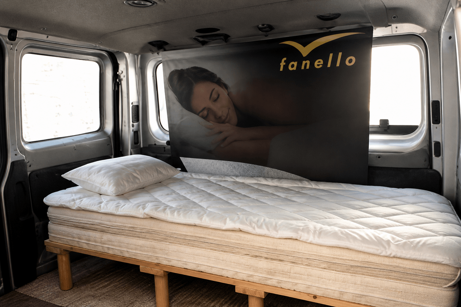 Mobiles Bettenstudio im Van mit fanello-Schlafsystem
