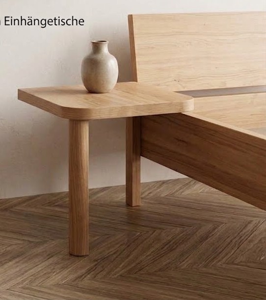 Einhängetisch aus Eiche, am Bettrahmen eingehängt